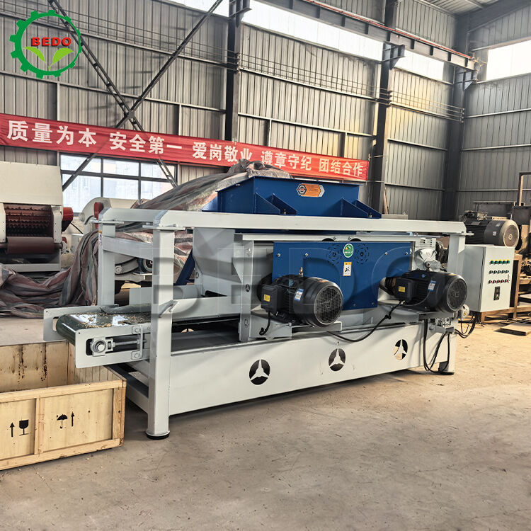 ローラー直径125mm 4kwの走力とさまざまな木材のサイズにカスタマイズされた出力量を持つ木材のスプレーングマシン